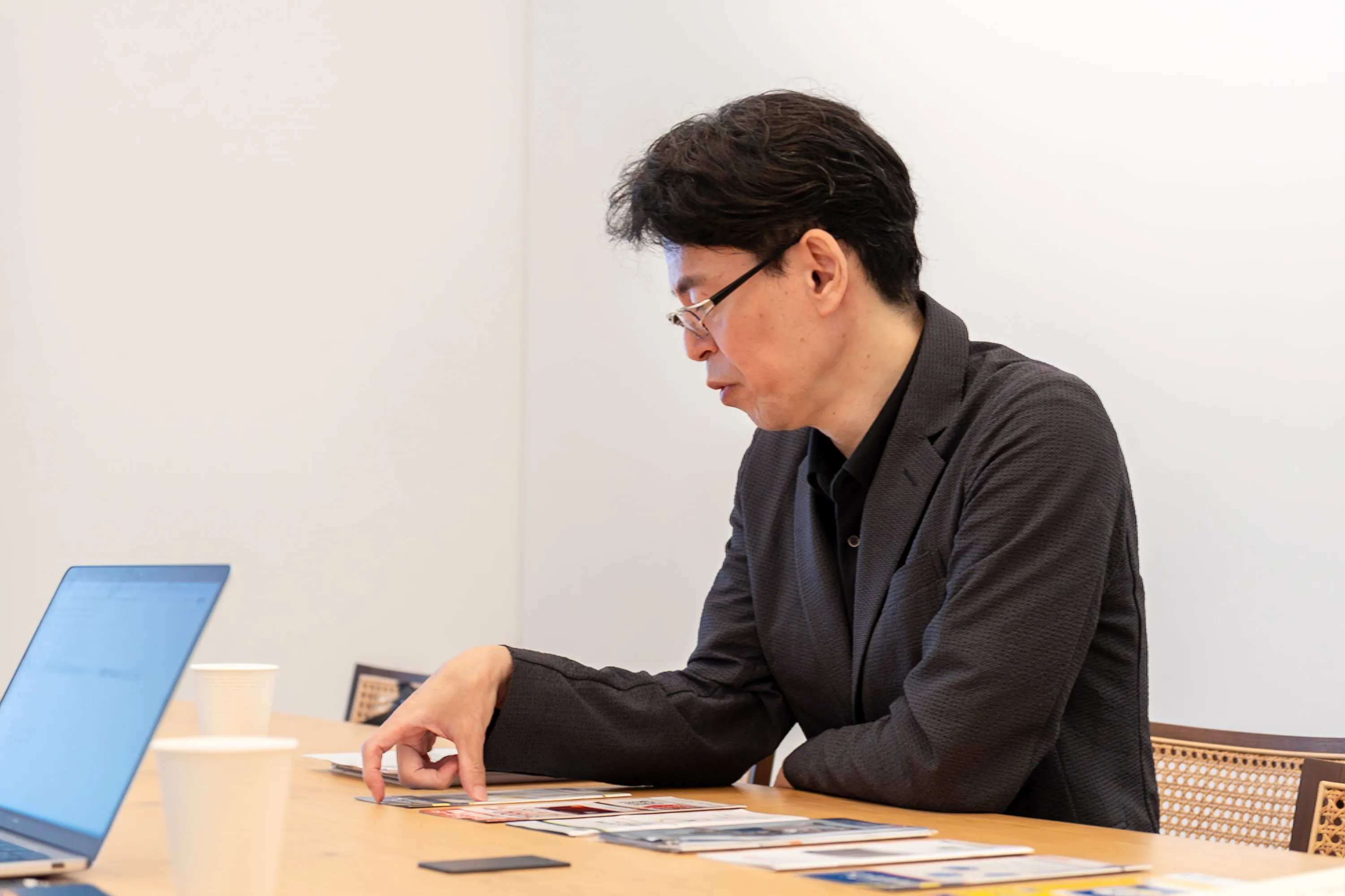 監修者の水野崇さんが審査が不安な方向けのカードローンについて話している様子。独自審査をやっている大手の消費者金融が良いとのこと