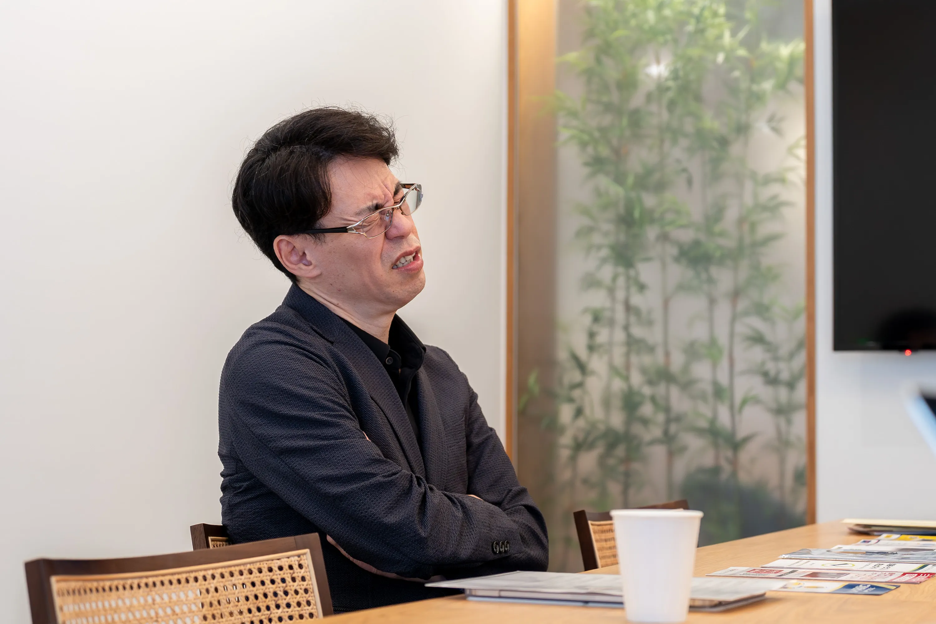 監修者の水野崇さんがカードローンの解説をしている様子。おすすめのカードローンは浮かばず、利用すべきかの確認が重要という