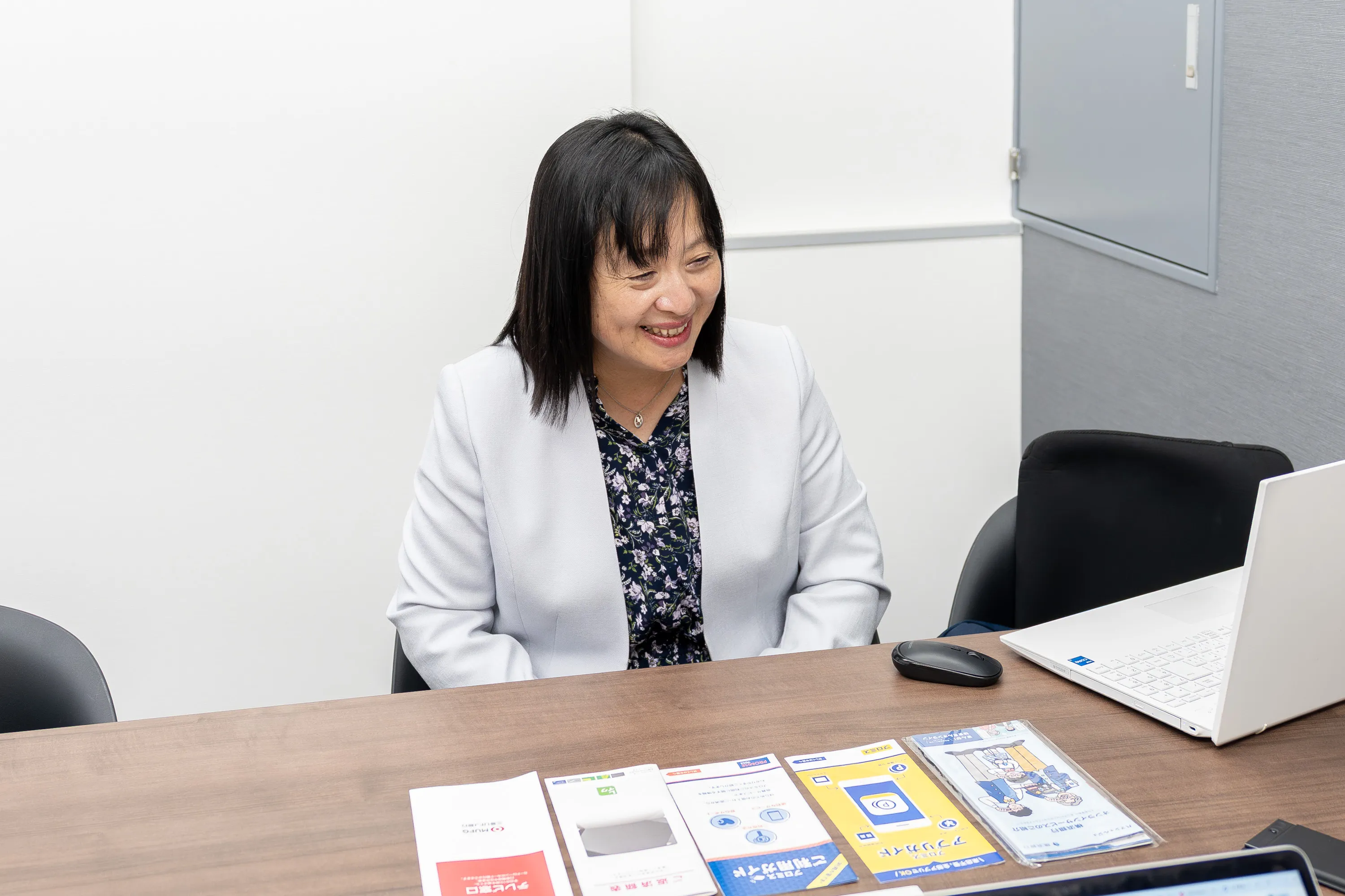 監修者の山内真由美さんがカードローンの借り換えについて話す様子。借り換えは金利に注目し、借り換えるかどうかはシミュレーションで判断してほしいとのこと