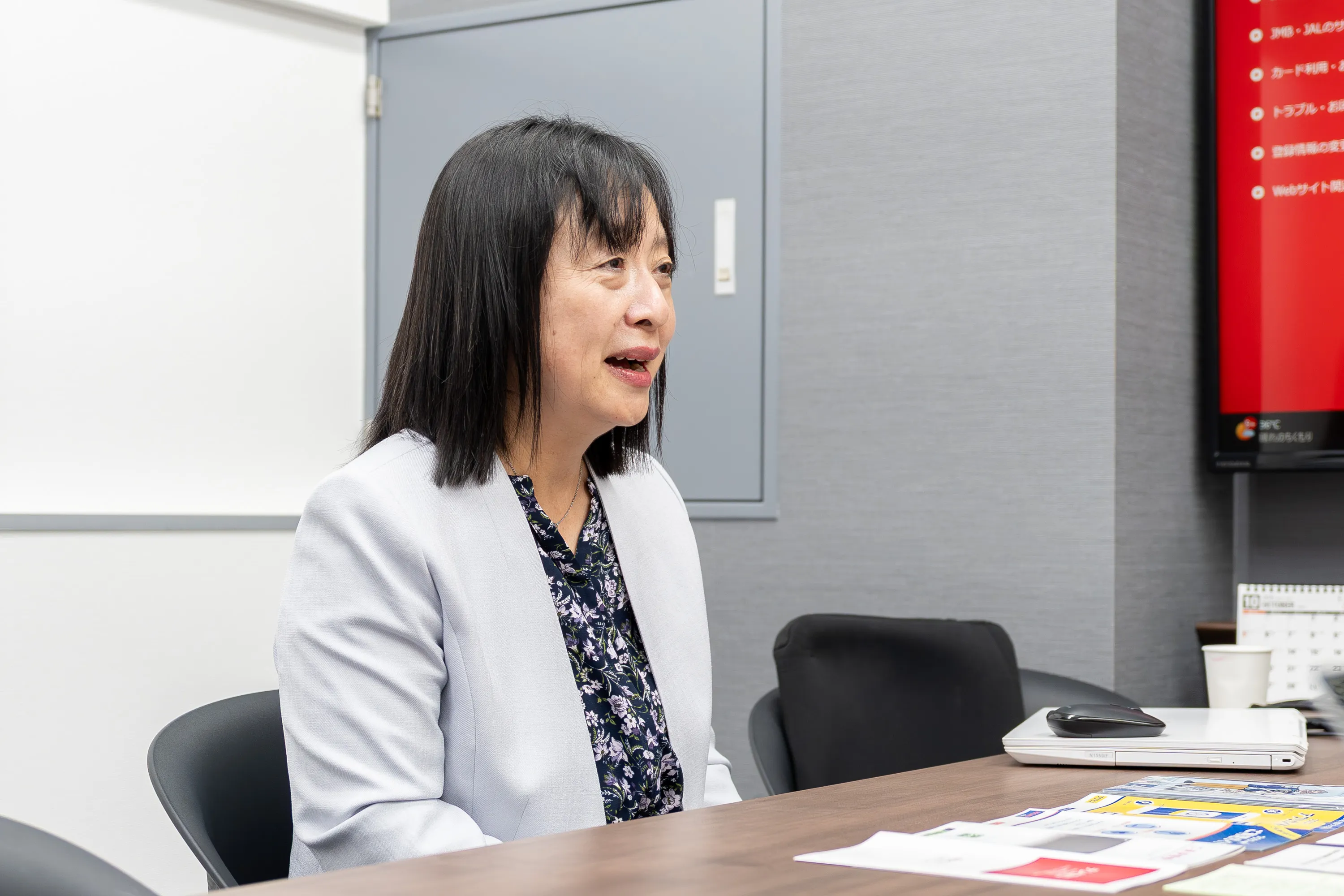 カードローンの利用時に注意すべきところを監修者の山内真由美さんが話す様子。金利以外に返済のしやすさもチェックするのがおすすめ