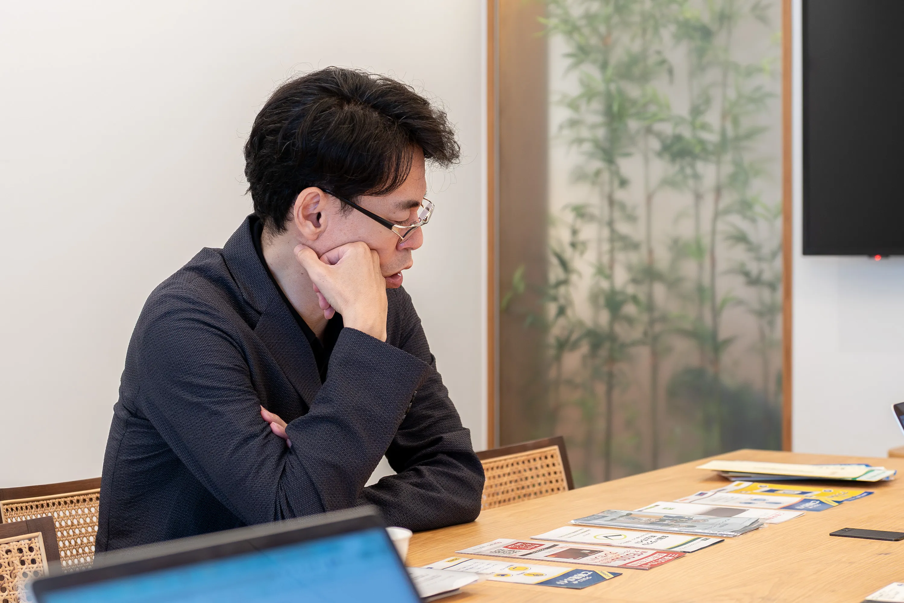 監修者の水野崇さんがカードローンの選び方を説明している様子
