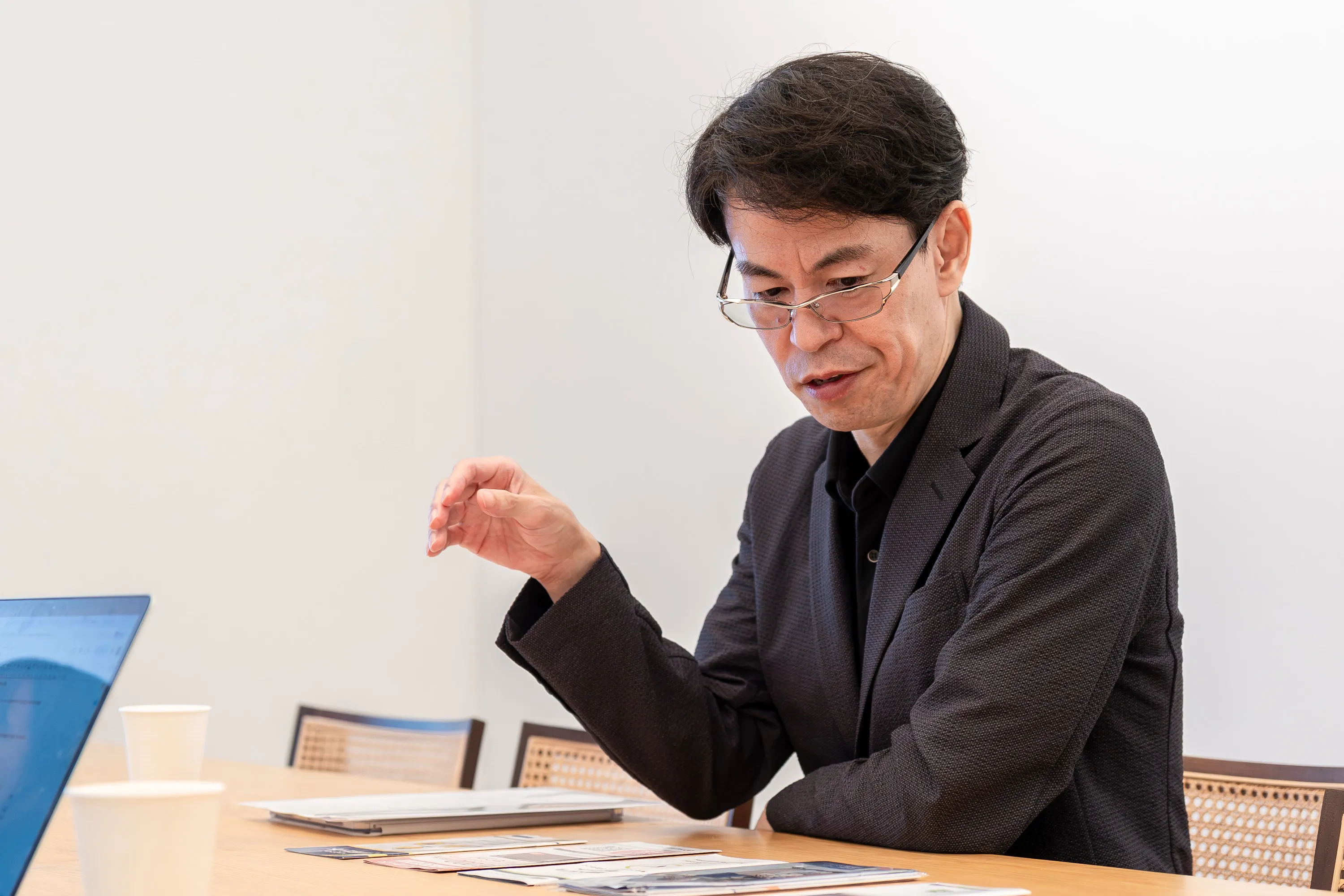 監修者の水野崇さんが、審査なしでカードローンを利用できるかについて説明する様子。カードローンは必ず審査が行われ、審査なしでお金を借りることはできない