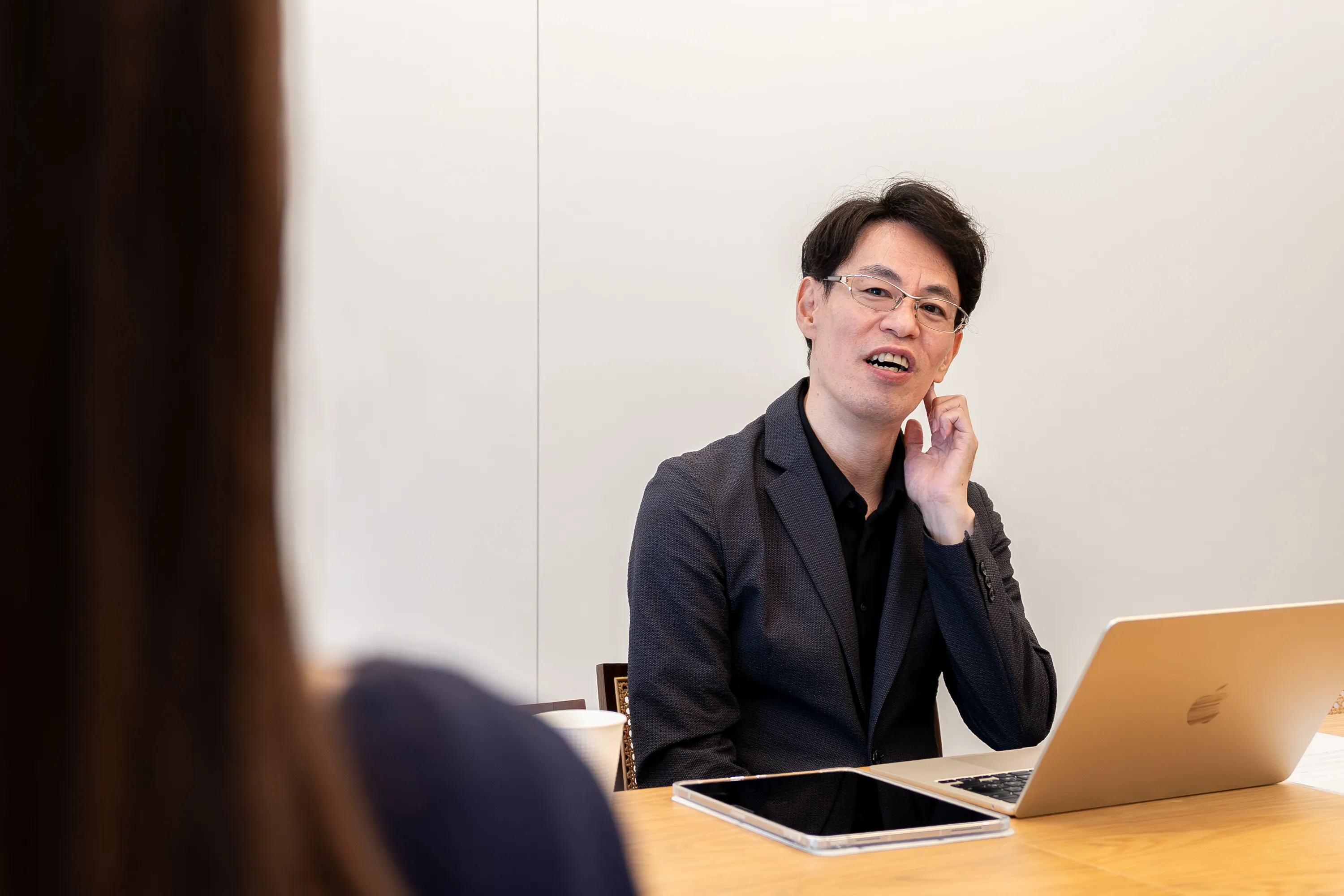 監修者の水野崇さんが、アプリが使いやすいFX口座について説明する様子。Apple Watchが使える点でGMOクリック証券を推している
