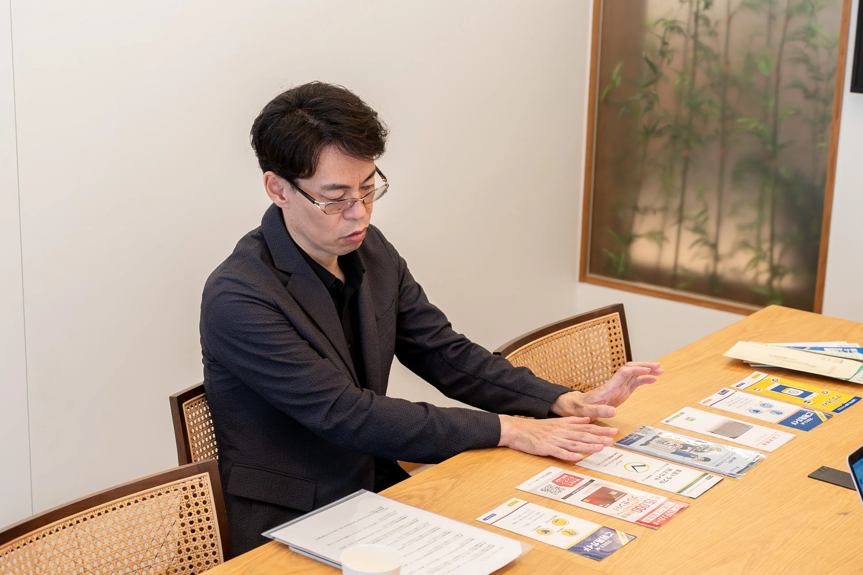 監修者の水野さんがおすすめの銀行カードローンを紹介する様子。知名度が高いカードローンを選ぶのが良いという