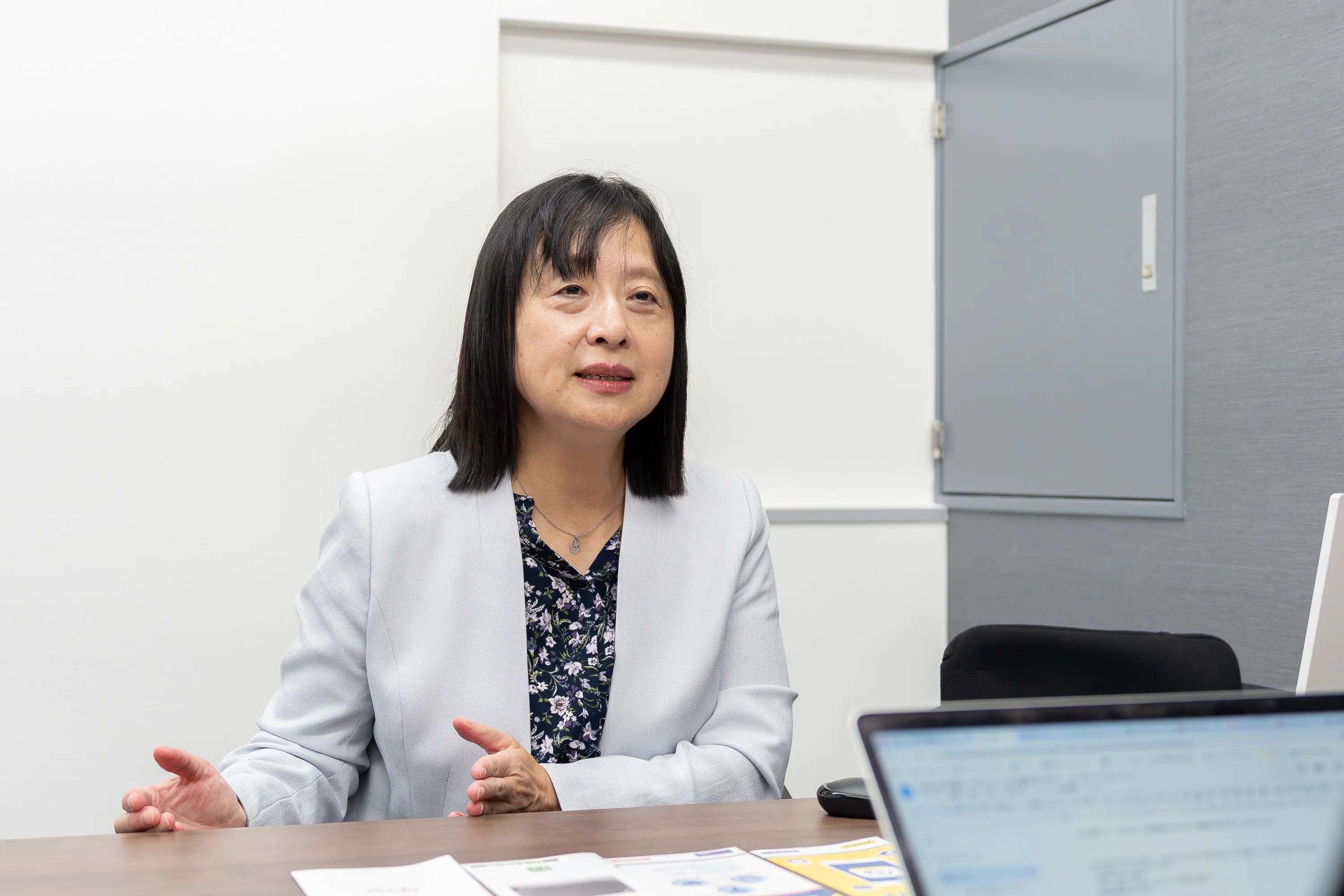 監修者の山内真由美さんがおすすめのカードローンについて話す様子。金利の低さから銀行カードローンがおすすめだという