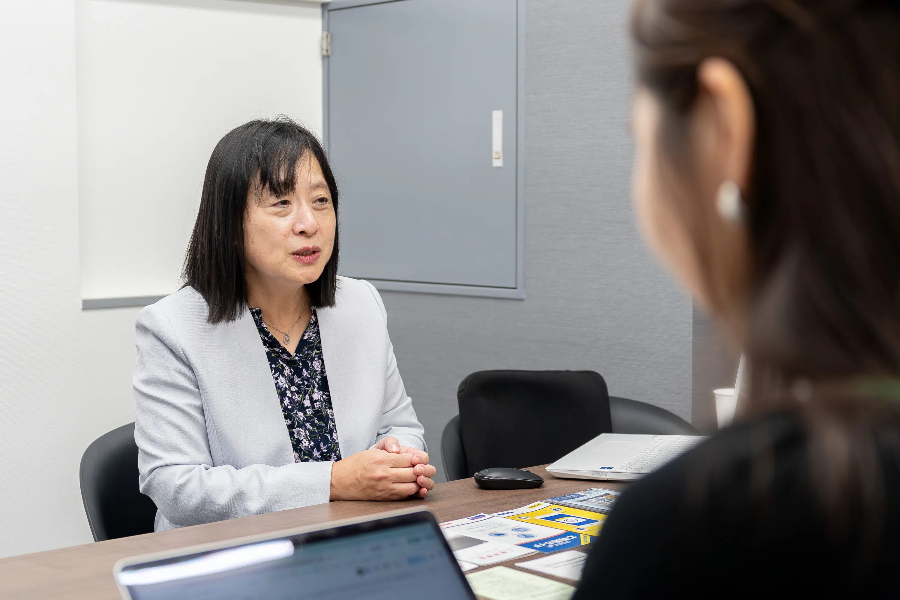 監修者の山内真由美さんが、専業主婦におすすめのカードローンについて説明する様子。配偶者の収入を見てくれるカードローンがおすすめ