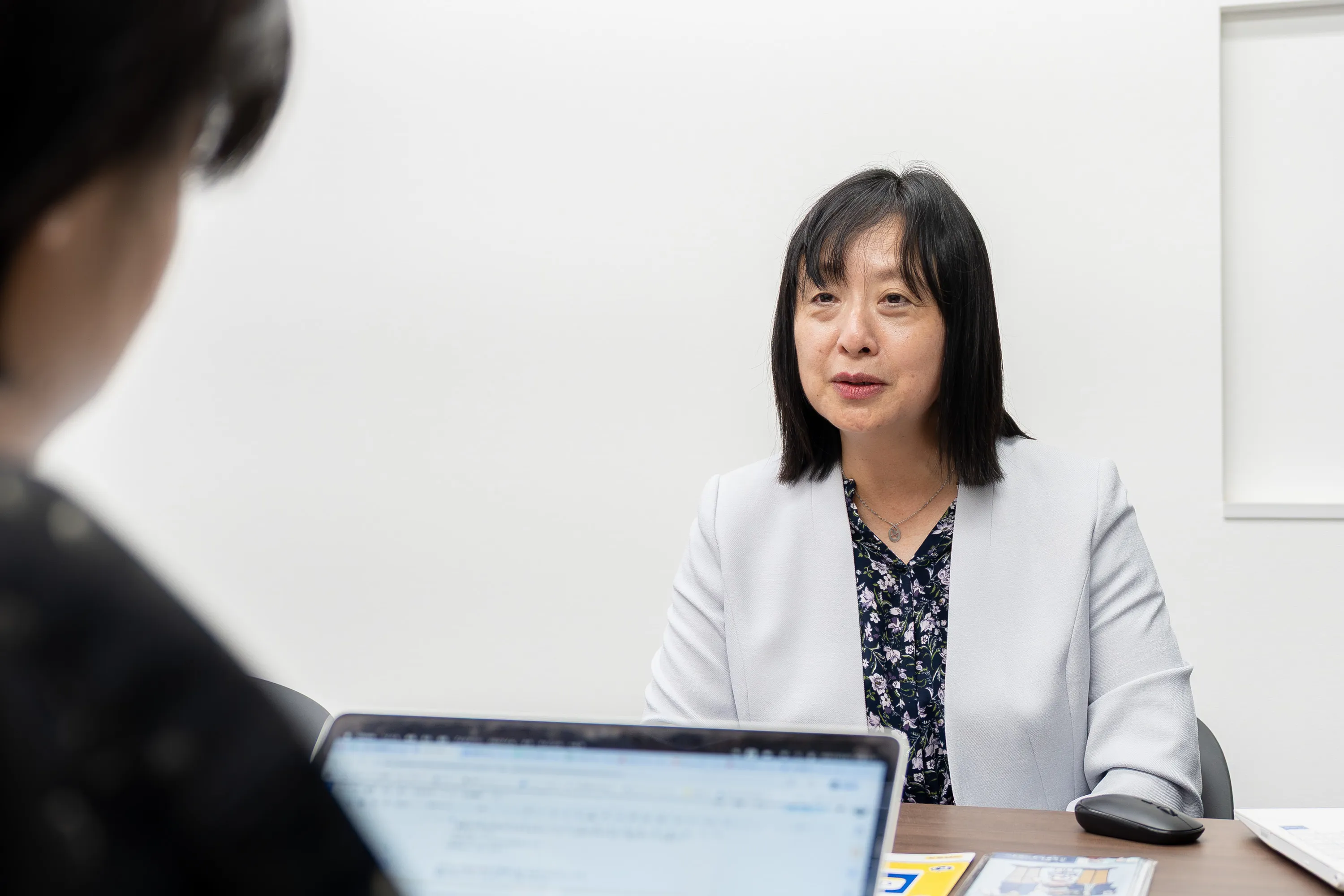 監修者の山内真由美さんが、即日融資できるカードローンの注意点をお話する様子。金利や無利息期間、即日融資の条件などはチェックしてほしいという
