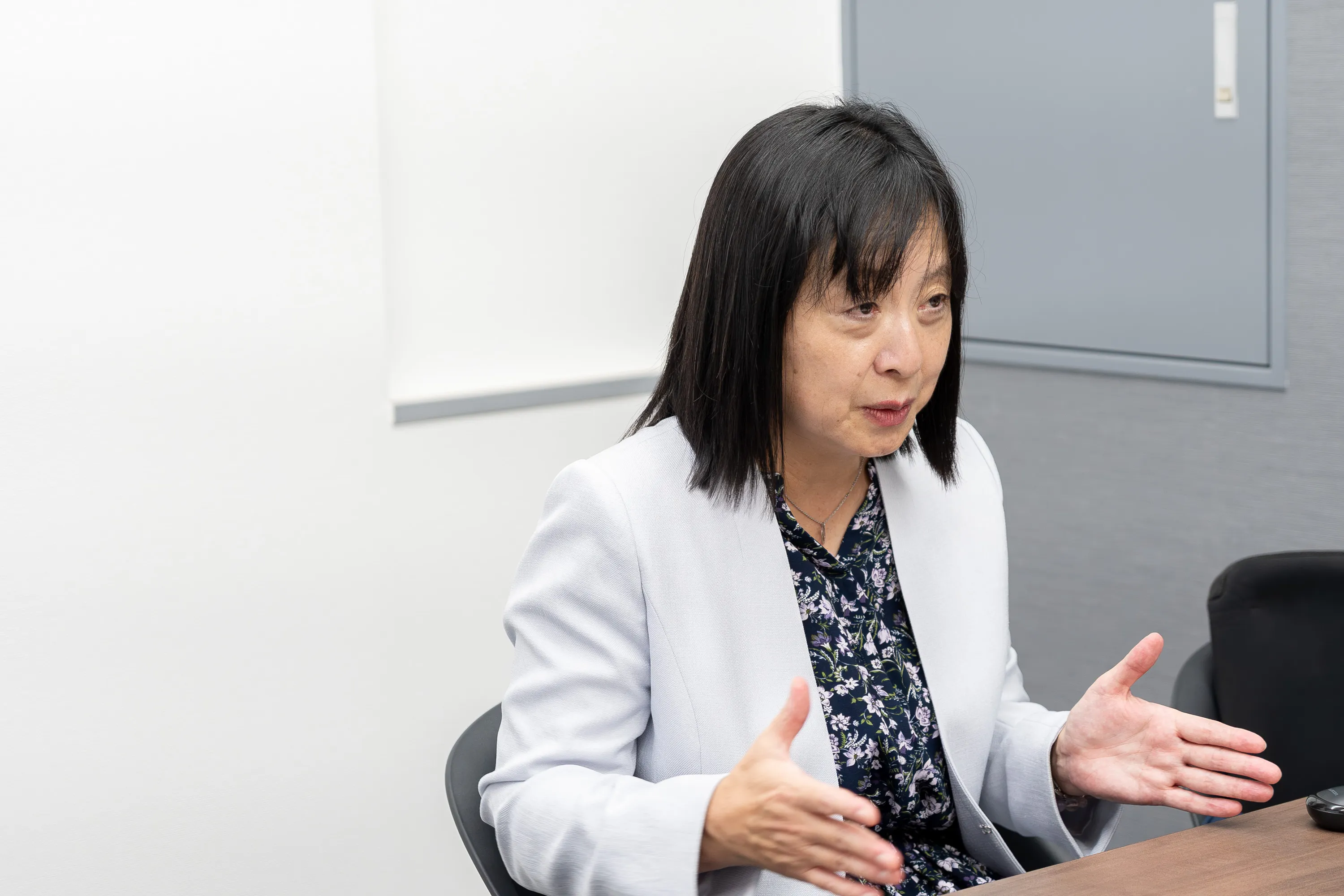 監修者の山内真由美さんが、審査が不安な時のカードローンの選び方について話す様子。カードローンは金利が高いので、まずは公的機関の資金を探して欲しいとのこと