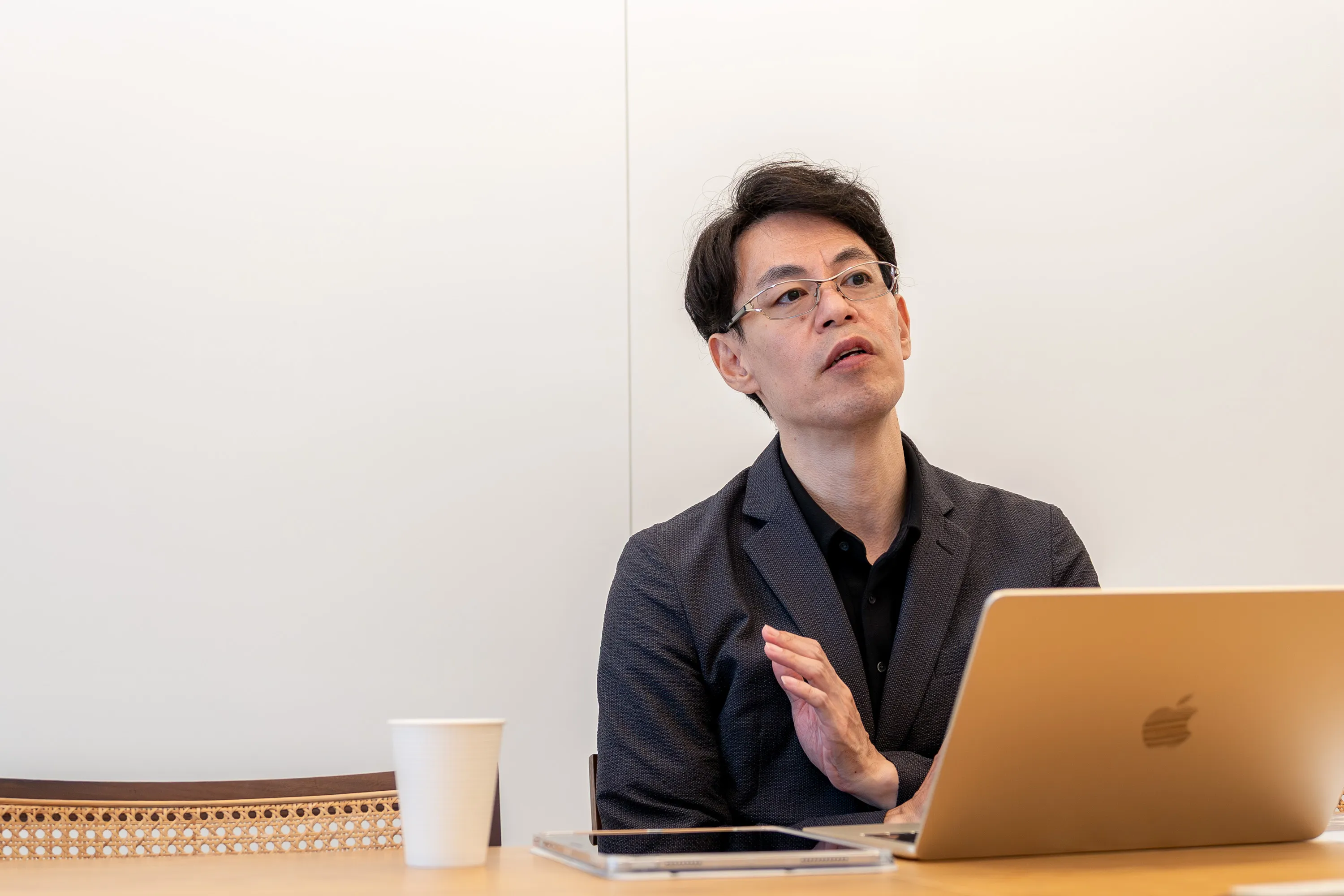 監修者の水野崇さんが、スワップポイント狙いでFXするときの注意点を話す様子。為替の激しい値動きで利益がなくなるリスクがあるので注意と言及