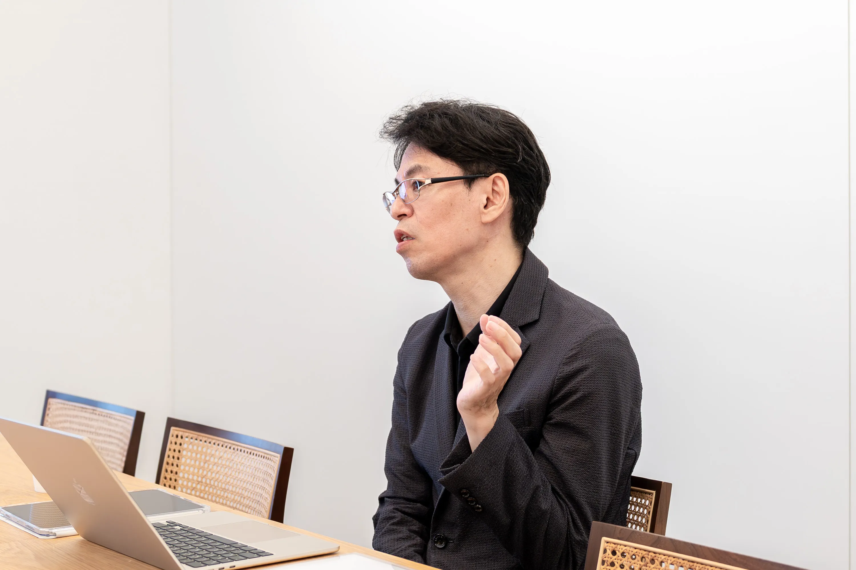 監修者の水野崇さんがおすすめのFX口座の選び方を説明している様子。スマホの操作性、デモトレードなど初心者向けの選び方を教えていただいた