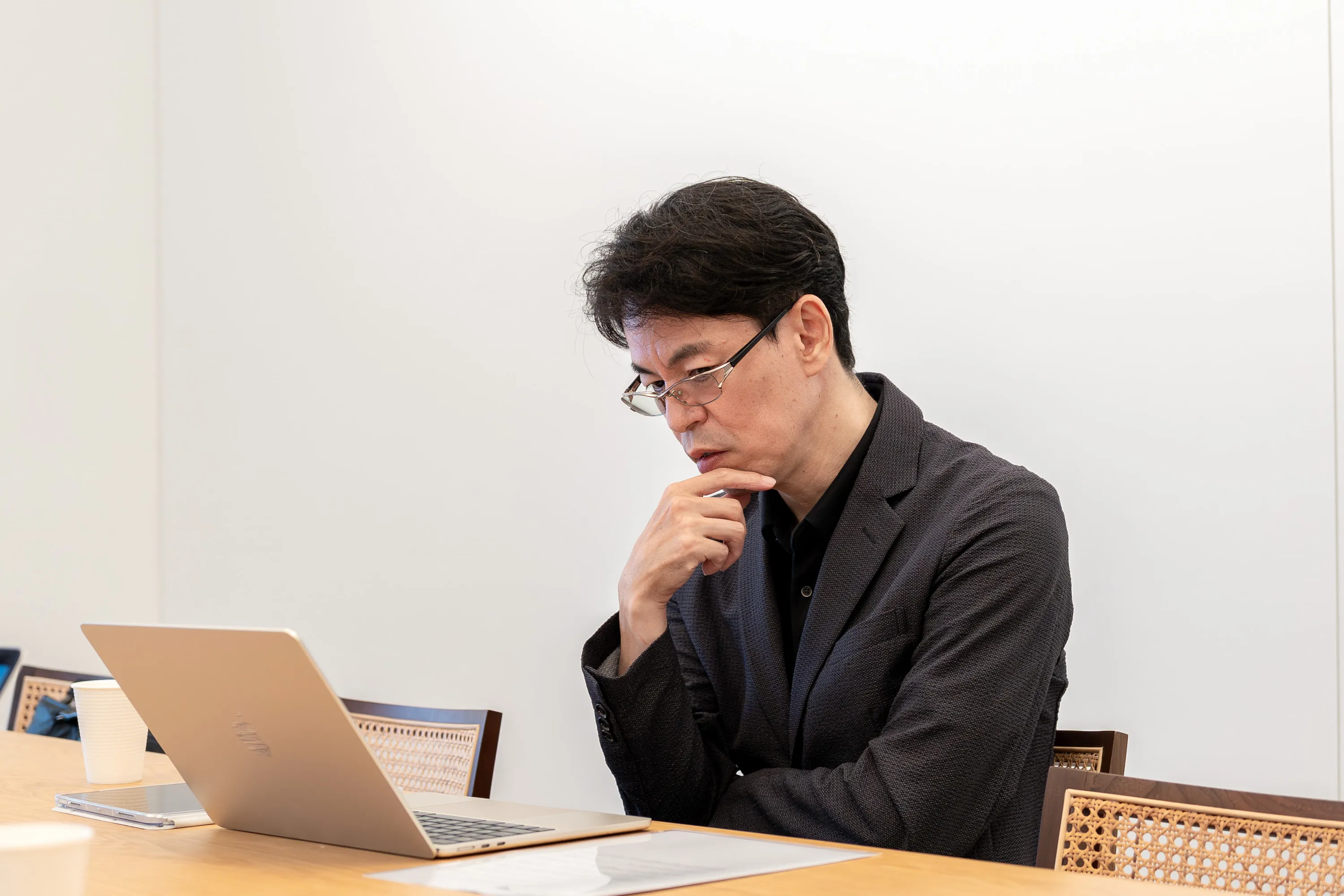 監修者の水野崇さんがチャートの使いやすいFX口座の着眼点について話している様子。トレーダー歴によって選ぶポイントは変わる