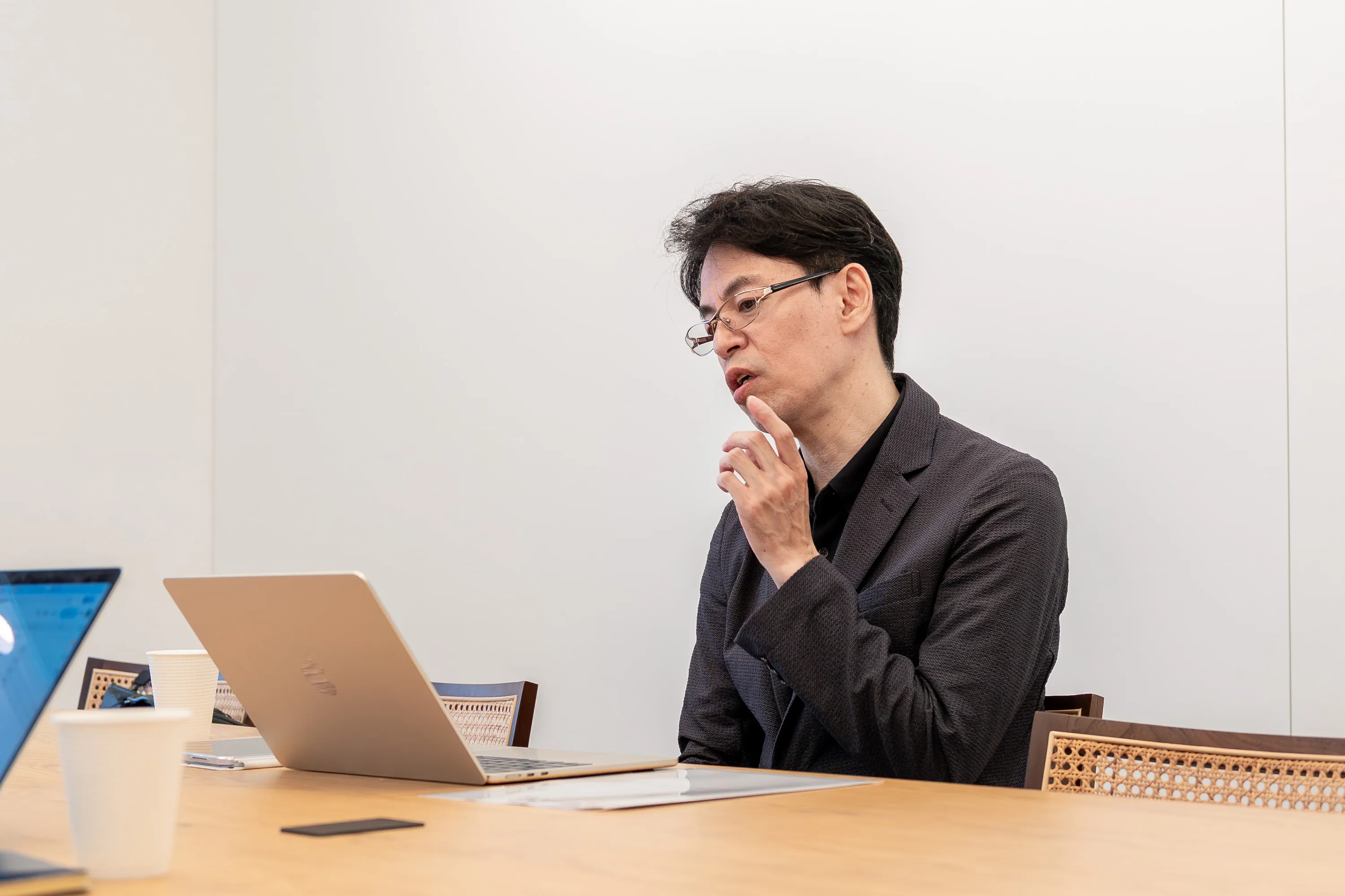 監修者の水野崇さんがチャートの使いやすいFX口座について解説する様子。チャートから発注できる口座がおすすめだという
