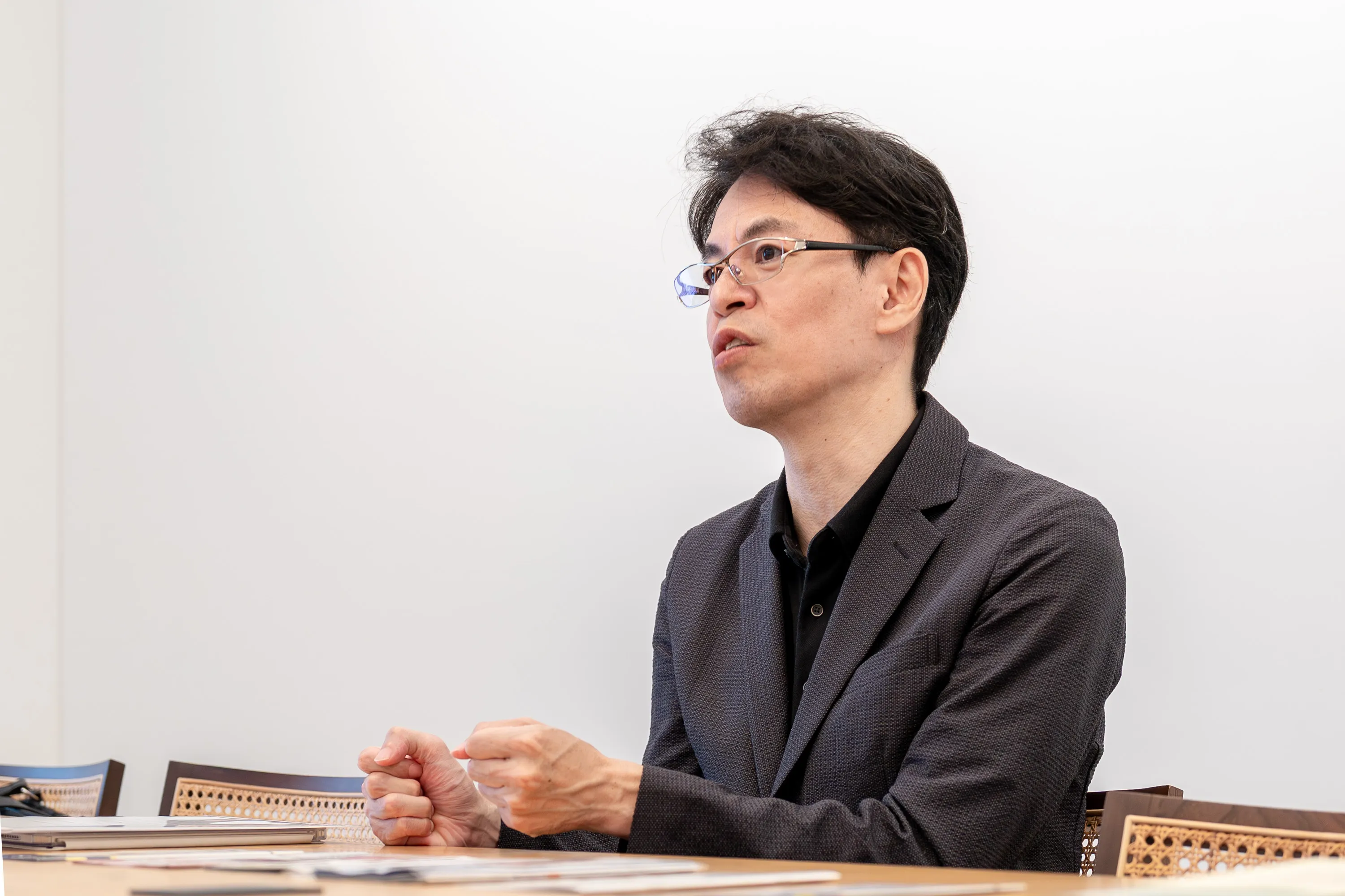 監修者の水野崇さんが消費者金融のおすすめな選び方を説明する様子。無利息期間とバレにくさをあげている