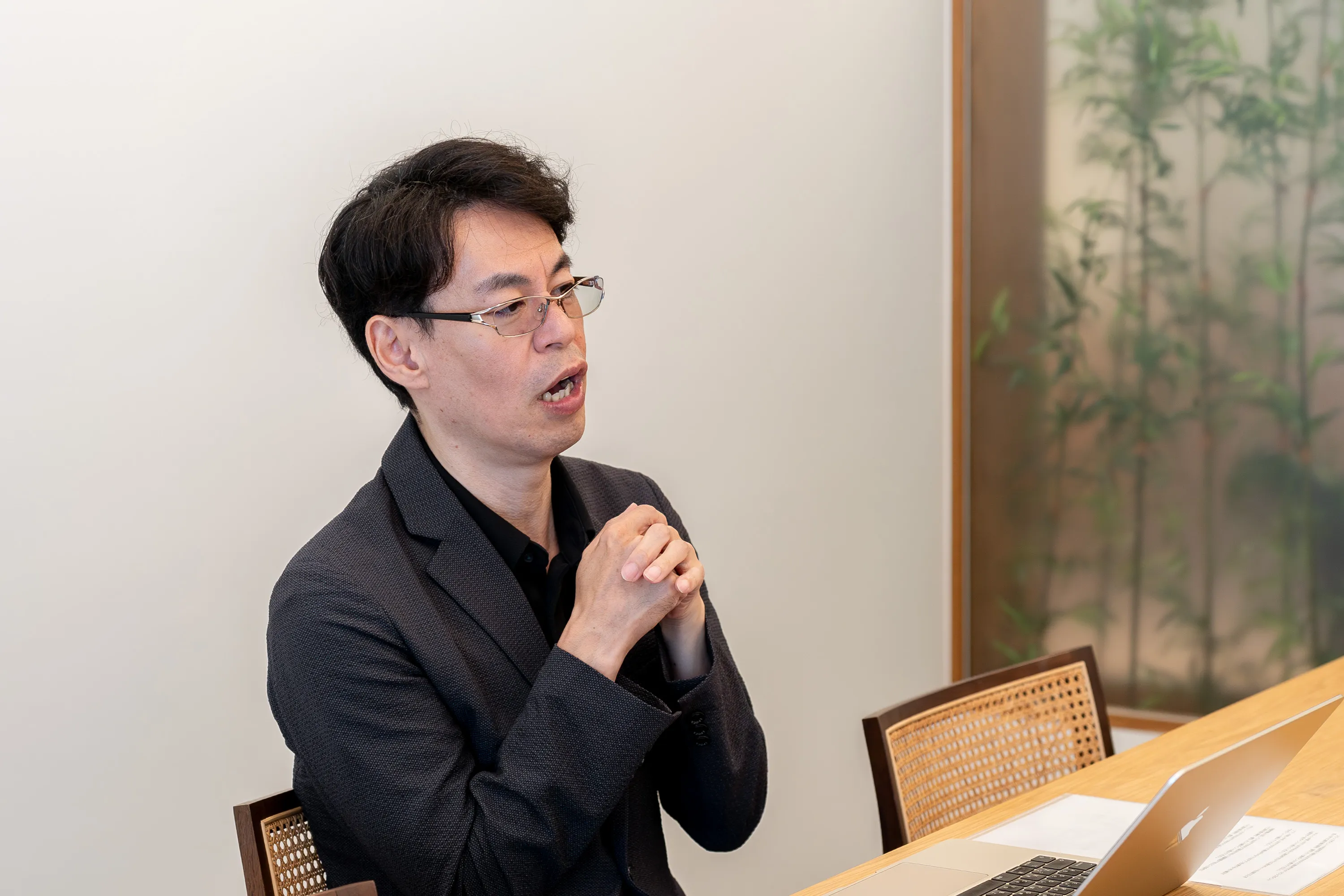 監修者の水野崇さんが、アプリ重視でFX口座を選ぶときのポイントを解説する様子。見やすい・使いやすいものが良いと話す