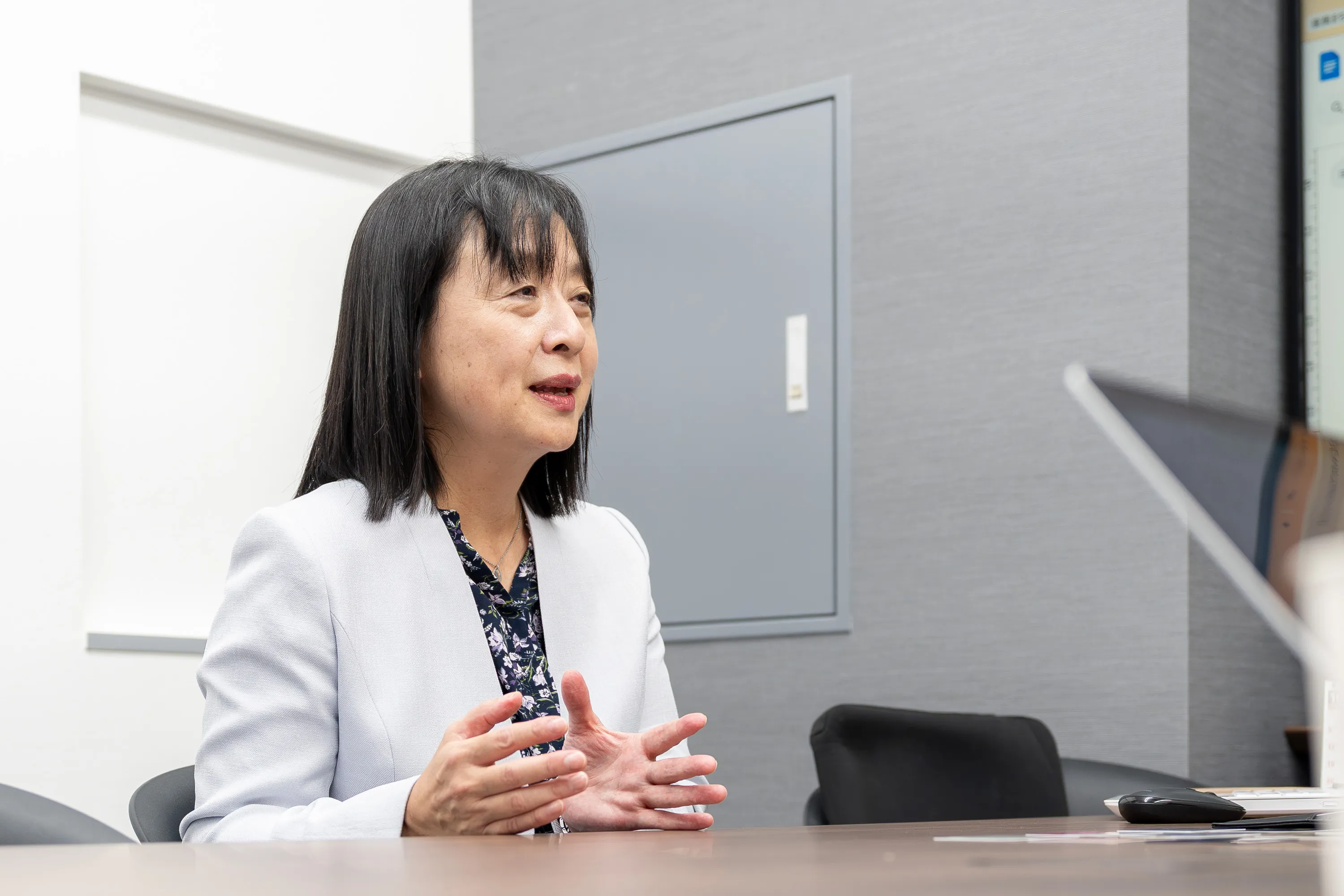 監修者の山内真由美さんが、即日融資できるカードローンについて話す様子。やはり消費者金融がよいという