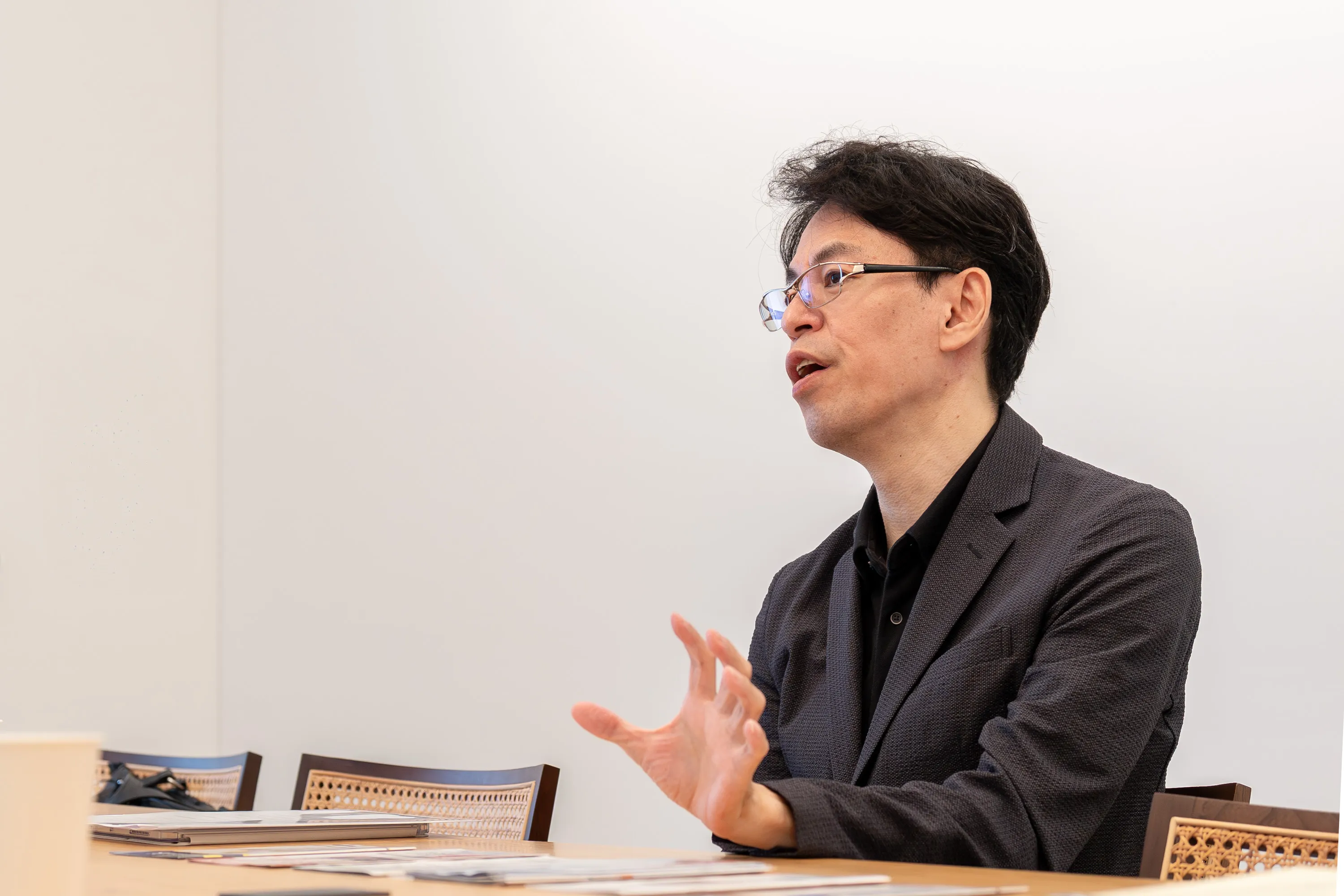 監修者水野崇さんが無利息期間があるカードローンを選ぶときの着目点について説明している様子。ATM手数料に注目してほしいと語る
