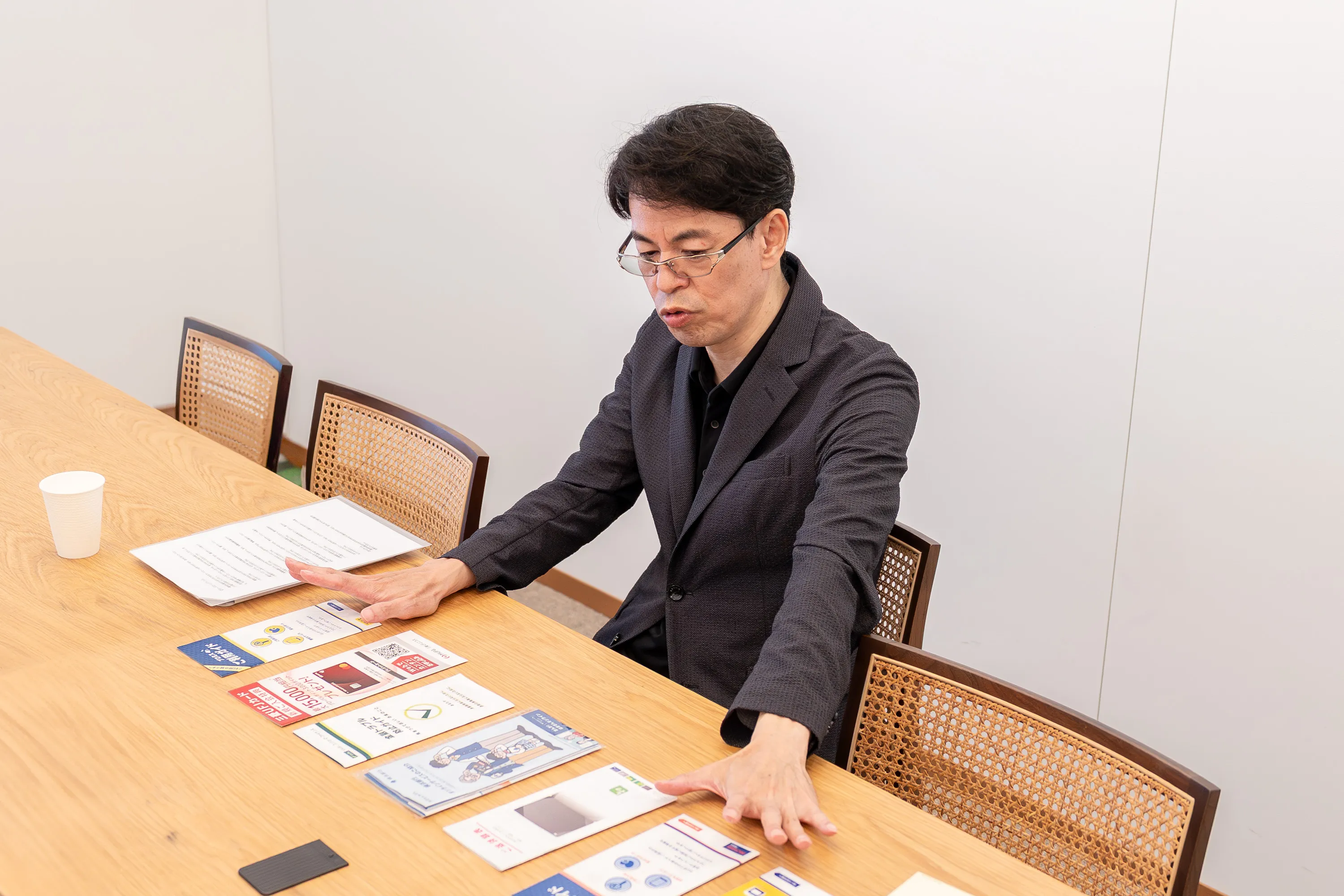 監修者の水野崇さんがおすすめの消費者金融を紹介している様子。大手の消費者金融は情報やバレにくさの工夫が多くおすすめだという