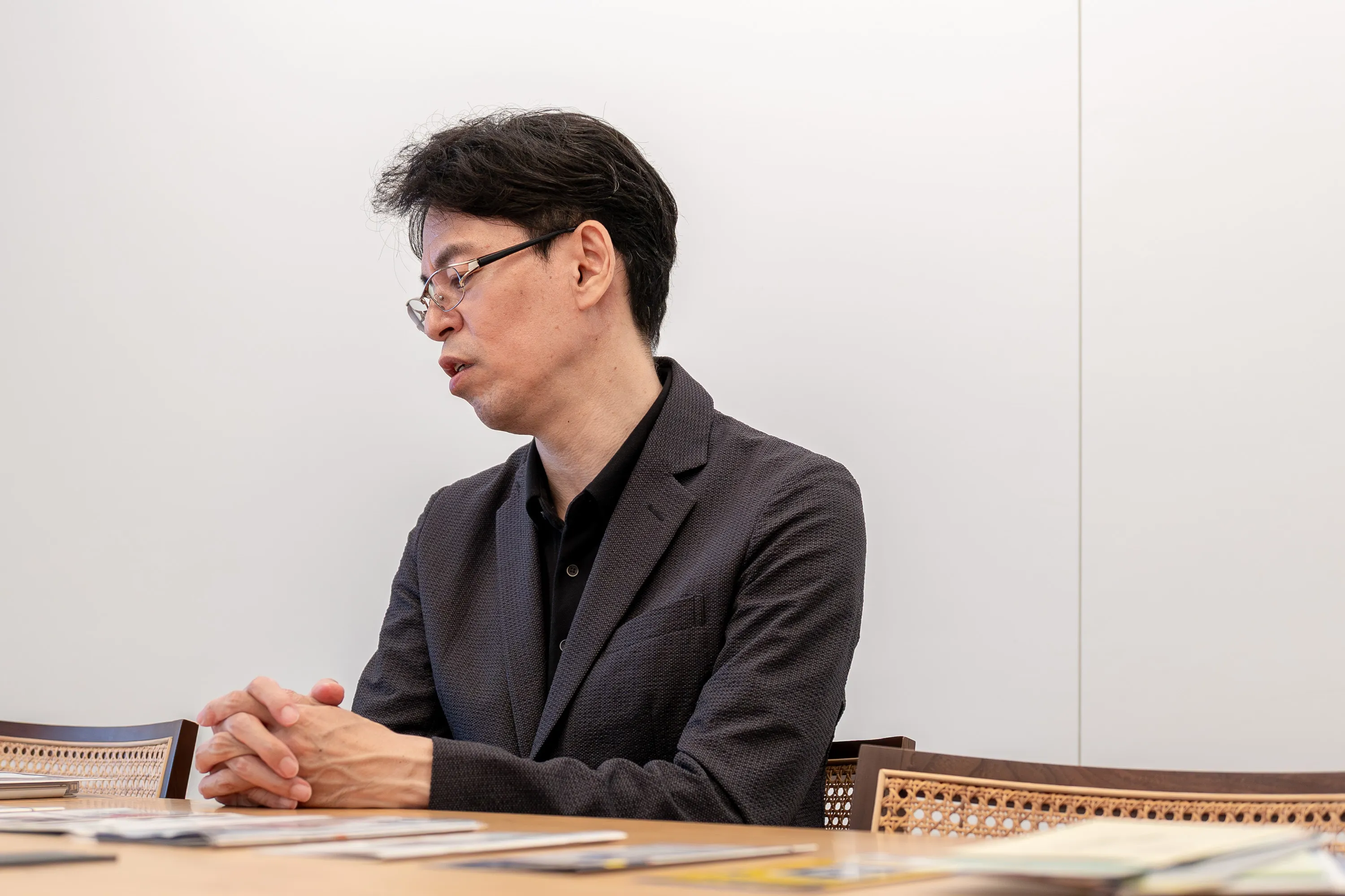 監修者の水野崇さんが、専業主婦がカードローンを選ぶときの注意点を話している様子