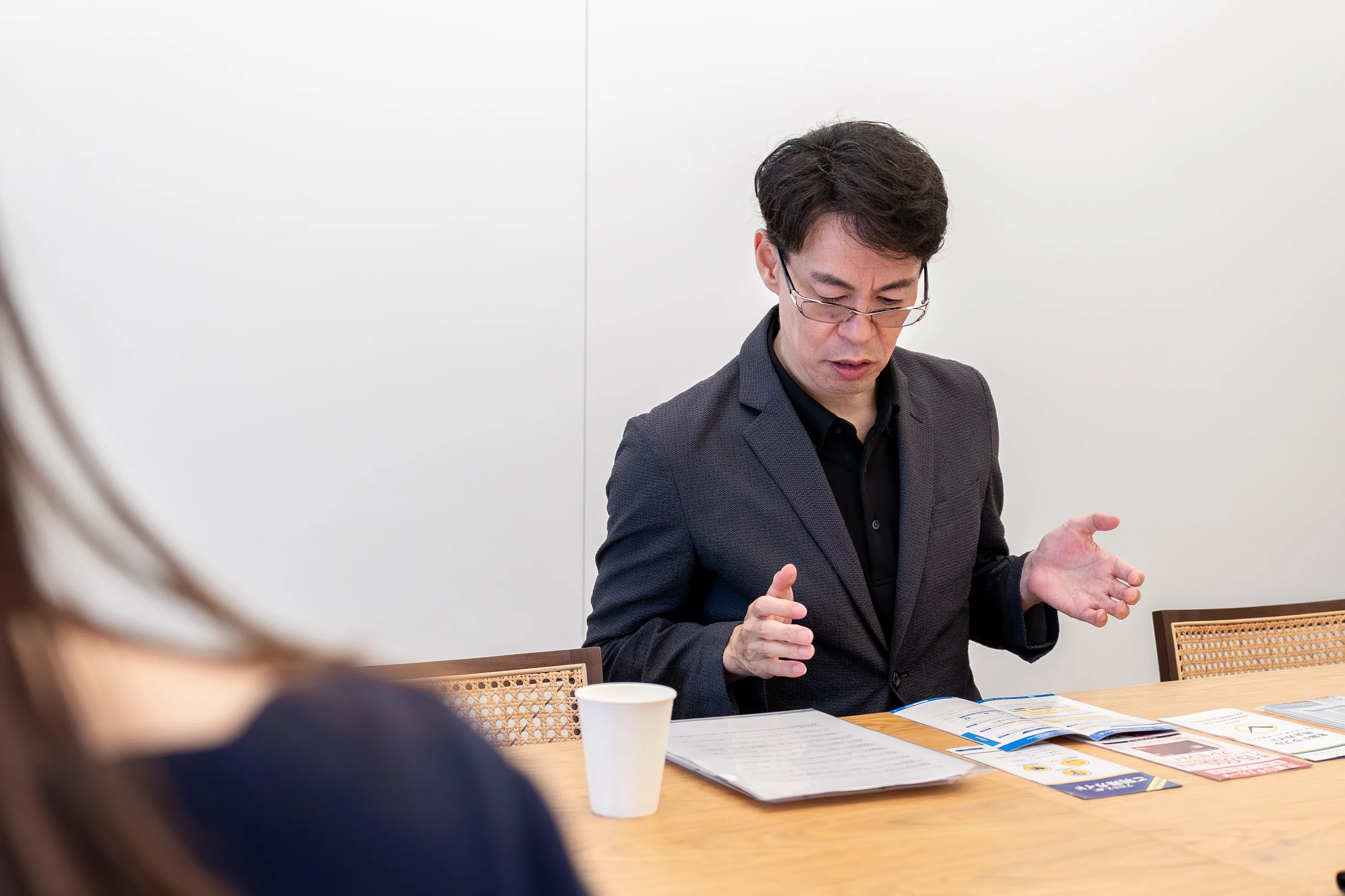 監修者の水野崇さんが在籍確認なしのカードローンで注目すべきポイントをお話する様子。アプリでバレる可能性にも気をつけてほしいという