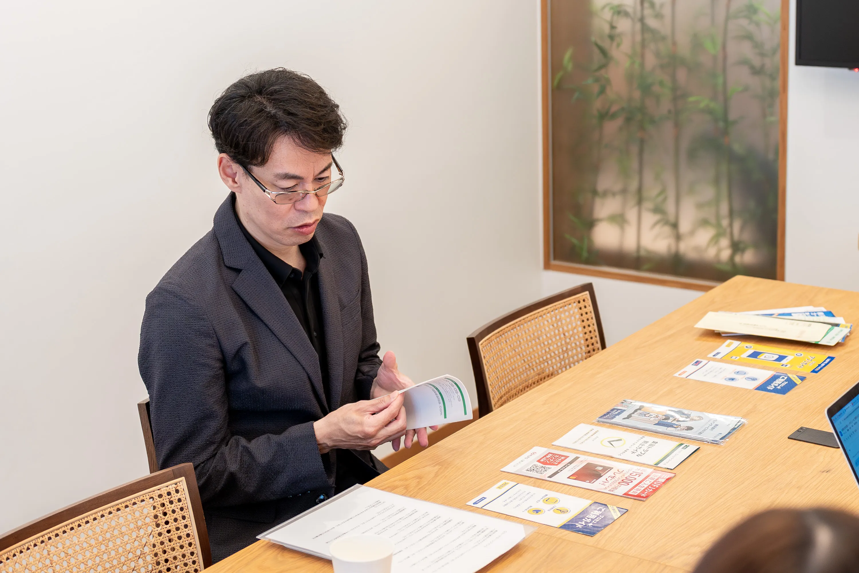 監修者の水野崇さんが無利息期間があるカードローンについて紹介している様子。レイクは期間が長く使いやすいという