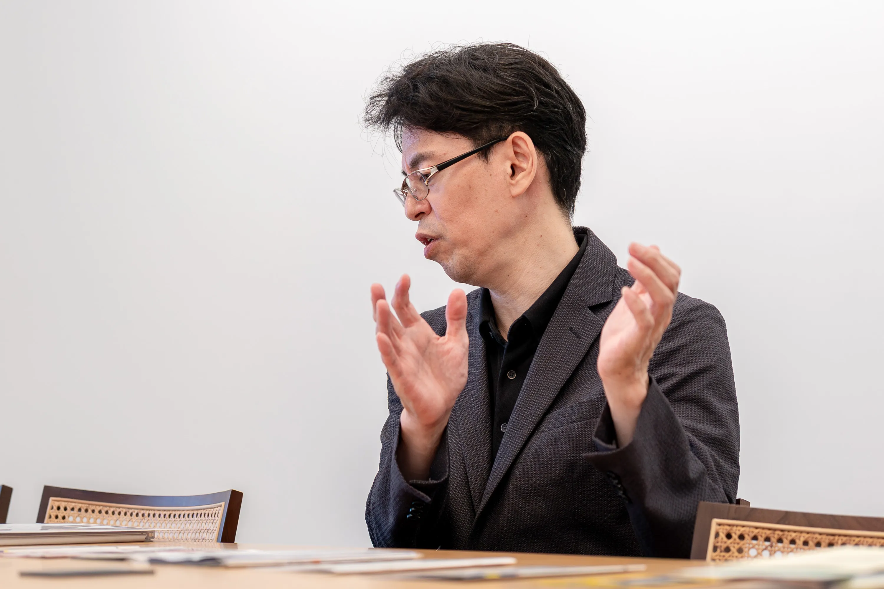 監修者の水野崇さんが、カードローンの審査に通過するために工夫できる点を話す様子