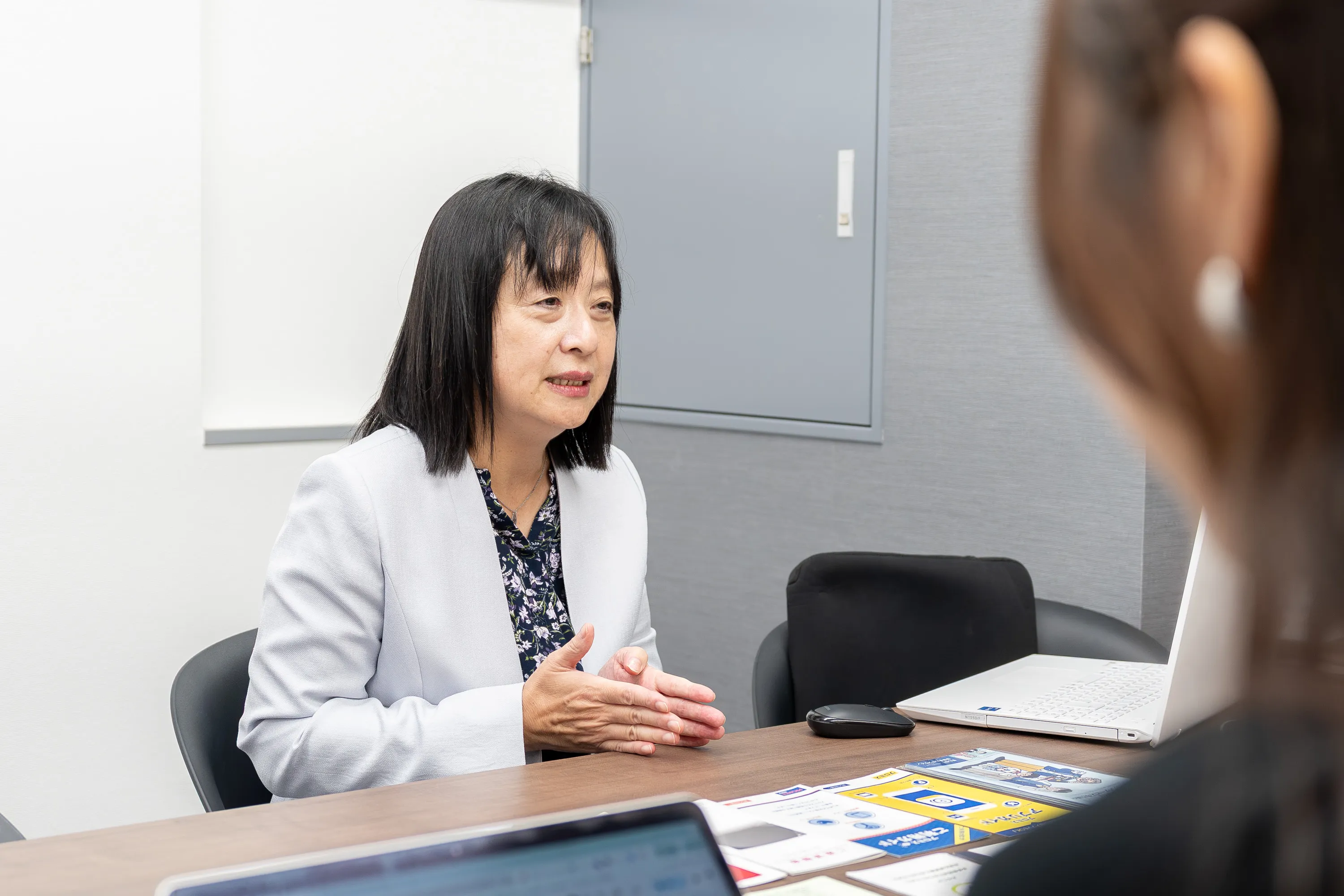 監修者の山内真由美さんが、低金利のカードローンのおすすめな選び方を説明する様子。使い慣れた銀行から選ぶのが良いという